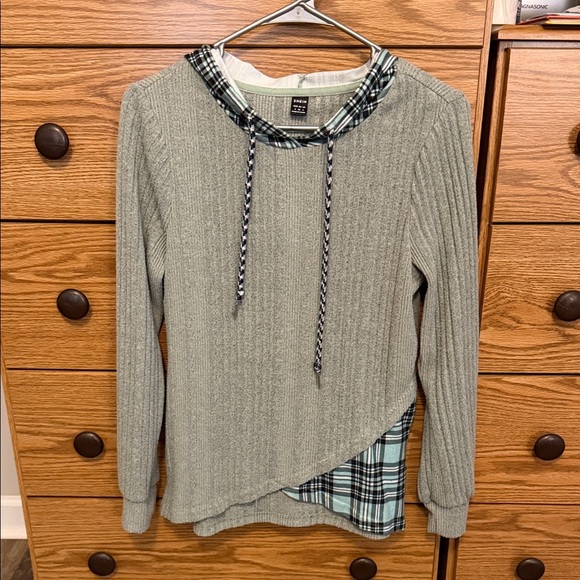SHEIN Tops - Green hoodie with Plaid Accent